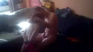 عبدة تقدم طقس القدم: هيمنة وقسوة من سيدها