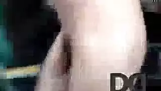 فتاة الفستان الأحمر تأخذ ديلدو هائل عميقاً في مهبلها الضيق