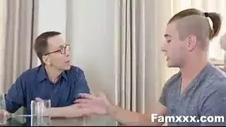 الصبي الصغير يذهب منزل جارته
