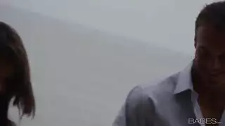 جلسة تقبيل رطبة تشتعل إلى جنس رومانسي إباحي في أوضاع ساخنة