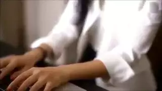 امرأة محترفة تفتح ساقيها لجلسة جنس عنيفة