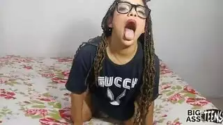 ضرب قبل المدرسة: قضيب العم السميك يوسع فتحات المراهقة