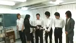 امرأة ناضجة خبيرة تُضاجع بقوة حتى ينبض فرجها بعنف، ثم تبكي في نشوة