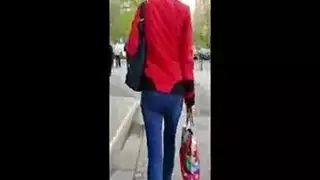 فتاة مجعدة الشعر مثيرة ذات أثداء ضخمة تلعب بكسها المشعر وتقذف بشدة