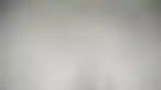 تلميذة وقحة تبلع قضيب أسود ضخم بينما تُضاجع من الخلف