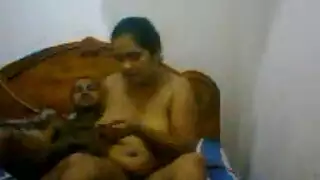 ديوث مصري يصور امه واخواته