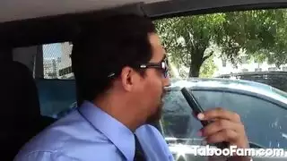 فتاة آسيوية شابة، مهبلها الضيق وهمساتها تدفعان زوج الأم للجنون