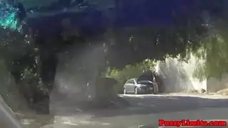 العاهرة تتعرض لتدمير فتحاتها على يد قضيب مسيطر