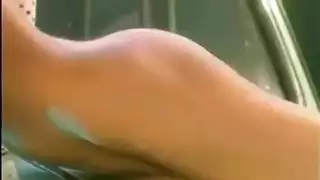 أوغادية على الغطاء: الشقراء تأخذ عدة أزبار في الخارج