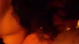 جنس فموي بمستوى محترف: فتاة الكورسيه الأحمر تتعمق في قضيب كبير