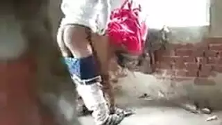 شاب مصمم يمص أصابع الميلف بينما يفتحان ساقيهما