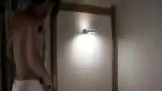 لاتينا جميلة مارس الجنس على غطاء محرك السيارة