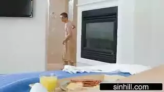 سكس لواحده داخله بيت وابن البيت ينيكها