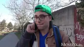 الشاب الوسيم يضرب فتحة زوجة الأب الضيقة بقوة