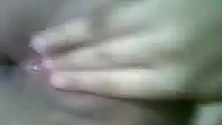 سمراء ممتلئة الجسم تركب القضيب بقوة حتى يغطي السائل وجهها