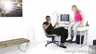 سكس طويلقحبة تأتي بشاب أسمر يمتع كسها و طيزها بزبه في بيتها في غياب زوجها