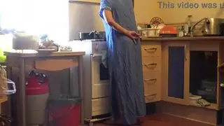 رئيس يضاجع مؤخرة خادمته التركية الضيقة فوق حوض المطبخ