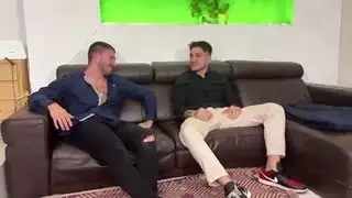 إجازة إسبانية تتحول إلى إباحية حيث تتوسل علياء لعملية جماعية قاسية باختراق مزدوج