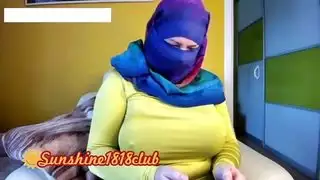 فتاة محجبة تُمارس الجنس بوضعية الكلب وأثداؤها العربية الكبيرة تهتز