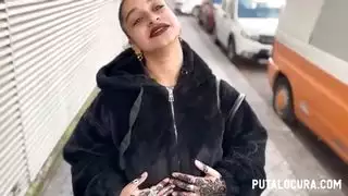 فتاة عربية ممتلئة الصدر تُؤخذ في جولة إباحية جامحة في الخارج