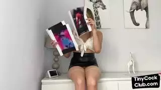 تفضيل إباحي قاس: تنورة جلدية، جوارب منخفضة، وإذلال قضيب