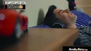 شاب منحرف يتلصص على أخته ويضاجع رفيقتها في فيلم إباحي صريح