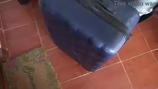 شهوة صريحة: رجل إنجليزي يطلب تيار بول من كس مسلمة مشعر