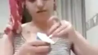 شغف العاهرة سارة: جنس فموي مكثف وتلقي السائل على الوجه