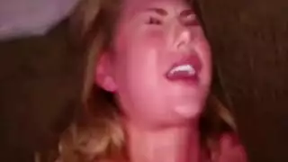 نشوات تهز الجسد: مشاهد بورن شديدة من إفراغ كامل