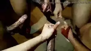 مراهقون صغار في جلسة جنس جماعي صريحة