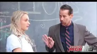 تلميذة شقراء مشاغبة تطلب جنسًا عنيفًا من مدرسها