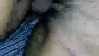 ثدي كبير وشعر يأخذان ضربات من عمود مدهون