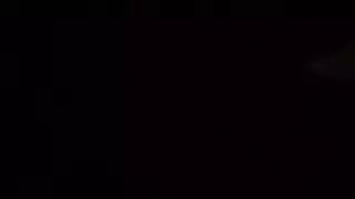 زوجة مثيرة تأخذ لعبة ضخمة بعمق في فرجها المبلل