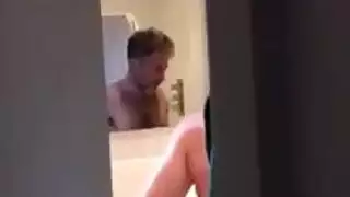 قضيب توم المنتصب المتخفق يتوق لمؤخرة مبتدئ