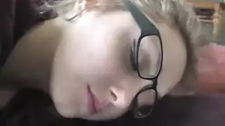 عبد عاجز مقيد ومكمم لمشاهد إباحية مكثفة