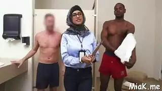 جنس خادمة محجبة مثيرة: مايا خليفة تأخذ قضيبًا قاسيًا في فمها وفرجها