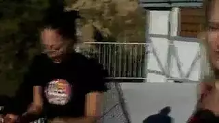 حبيبتان تحصلان على وظائفهن بفتح ساقيهما