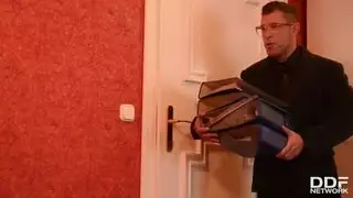 بنت خالتي تفرك كسها حتى تقذف شهوتها