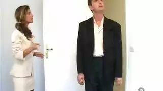 أخذ قضيبين: فرنسي ينيكها بقوة في مرحاض