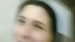 امرأة مصرية ساخنة تُمارس الجنس بعمق وتُقبل بقوة في مشهد إباحي