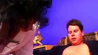 كاميرونية ممتلئة المنحنيات تأخذ عدة قضبان في جنس جماعي