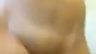 سحاقيات مثيرة تقبل بعضهن بينما الرجال يداعبون فرجهم الحليق