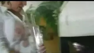 جنس قوي بجانب المسبح مع عاهرة متزوجة