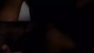 توقيت مثالي: جميلة موشومة ذات شعر مجعد تتعرض للضرب
