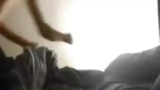 تخلع الشقراء العاهرة فستانها الأحمر الضيق لتظهر فرجها