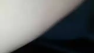 نيك قاسي: قضيب عملاق في طيزها، الساقين مرتفعتين