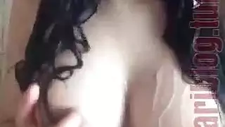 جلسة فردية في الحمام: فرج المراهقة التركية المبلول وجلسة إدخال الأصابع