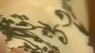 جنس قاسي إباحي: فتاة عربية تُهيمن عليها قضيب عملاق