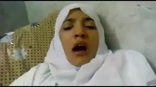 شغف خام: بداية عذراء عربية في عالم الإباحية