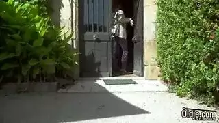 الزوجة المشاغبة تمص ثم تأخذه في المؤخرة